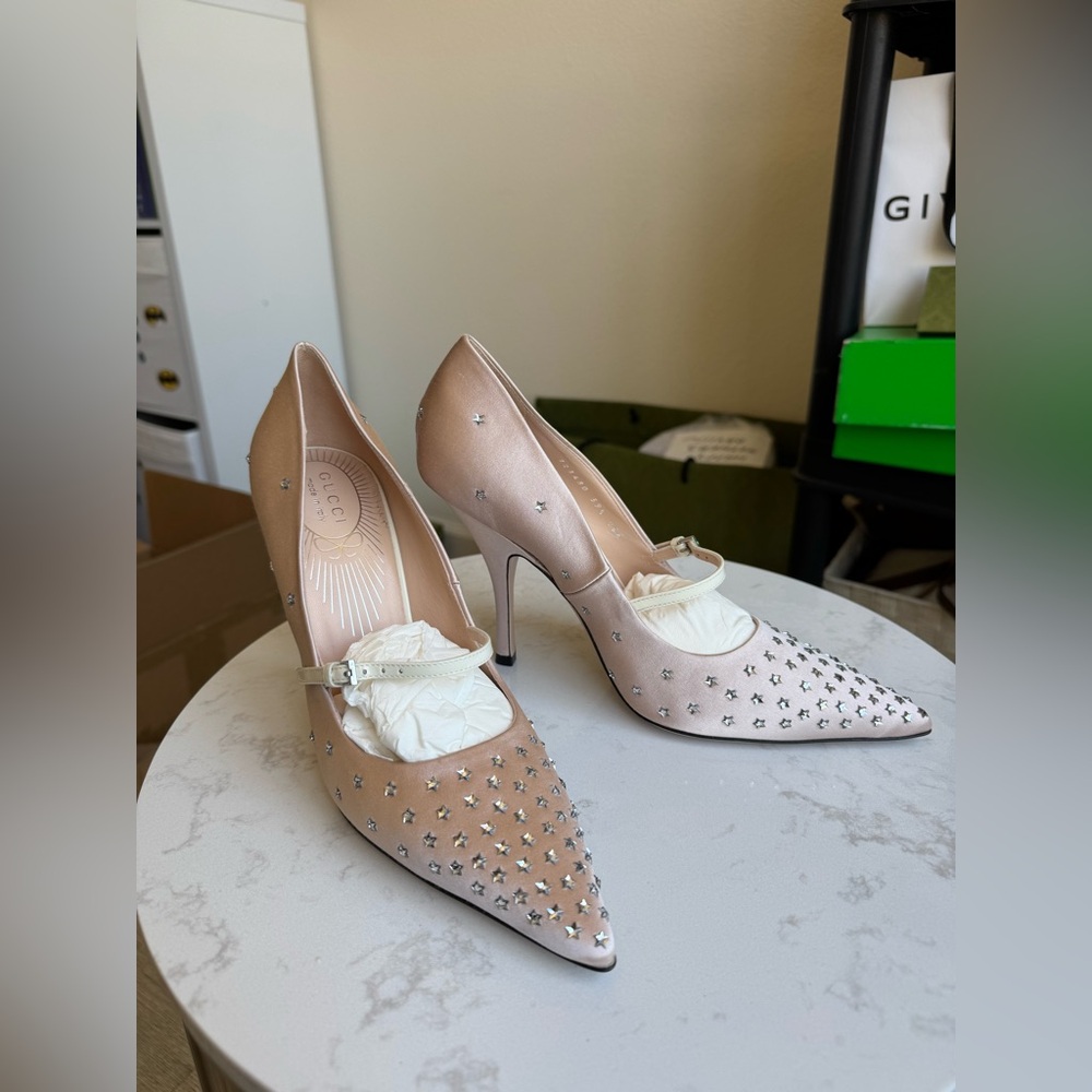 Gucci Star Stud Satin Pumps Heels Nude Pink – Size 39.5 new